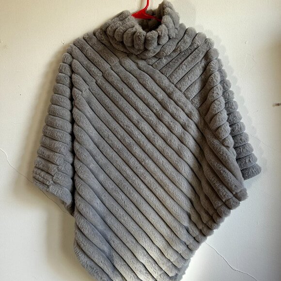 *LIKE NEW* Incredibly Soft Faux Mink Fur Poncho (Gray, OS) - Picture 2 of 3